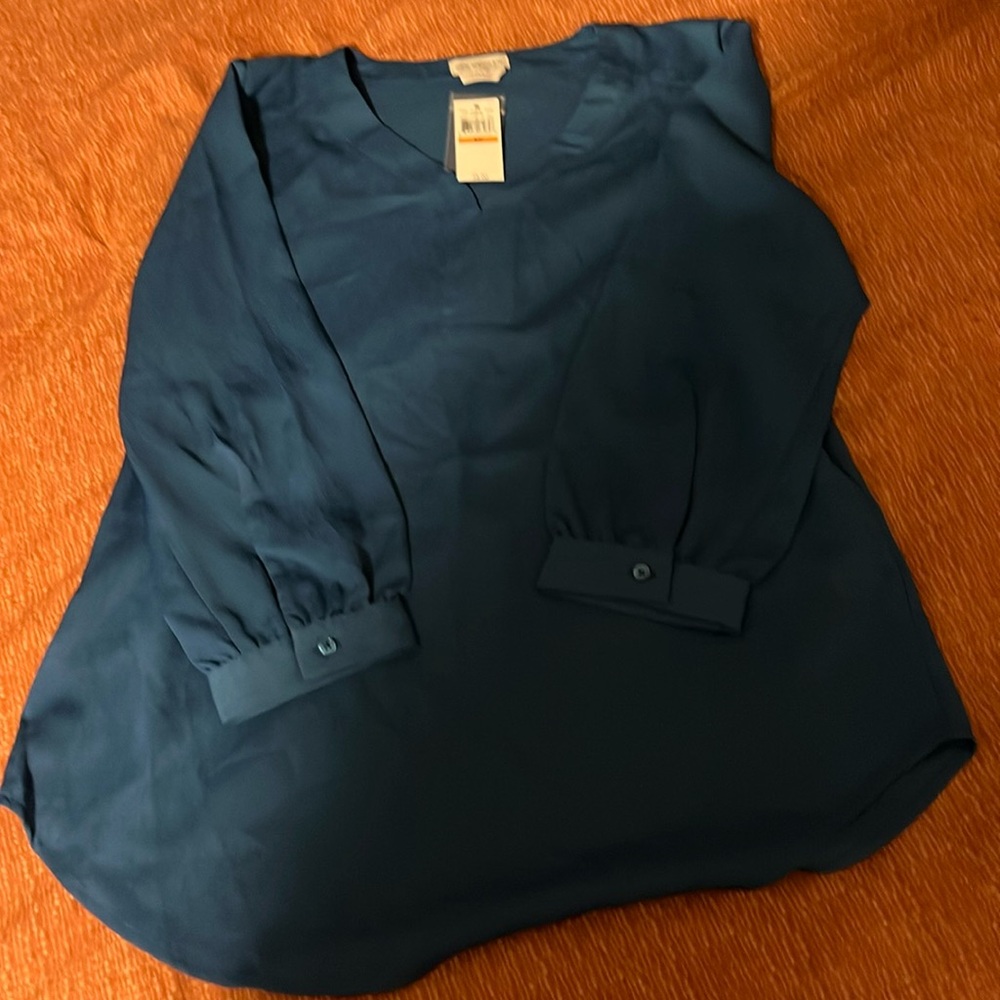 Woman’s V neck pull over blouse s/p new with tag